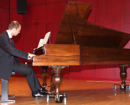 Concert pianist Thomas Wellen plays Schiedmayer & Sons grand piano, 1871