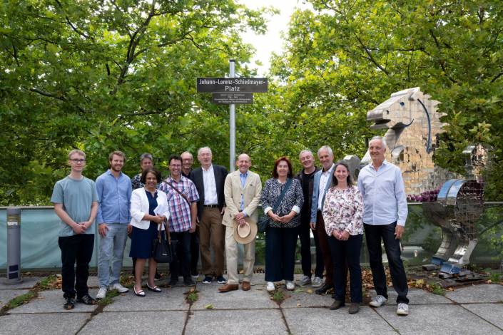 Gruppenfoto ehemalige, aktuelle und zukünftige Mitarbeiter der Firma Schiedmayer Celesta GmbH