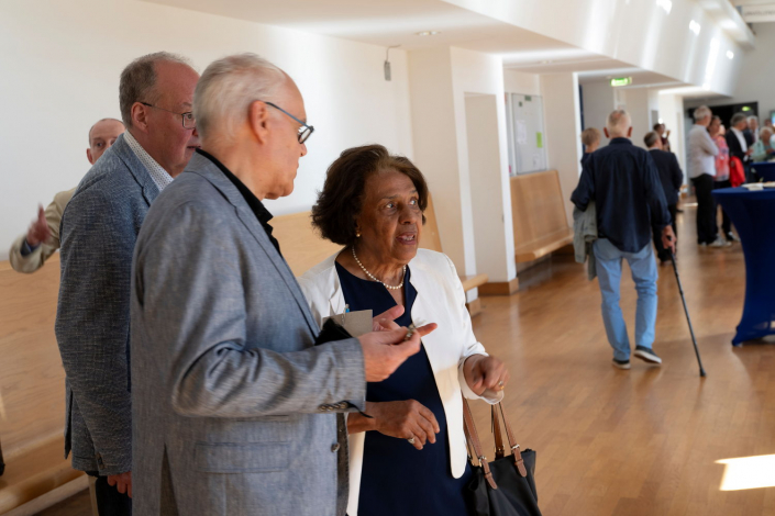 Elianne Schiedmayer im Gespräch mit den Gebrüdern Professor Hans Peter und Professor Volker Stenzl, Klavierabteilung der Hochschule für Musik in Stuttgart