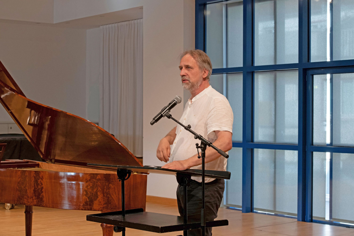 Klavierbaumeister Tobias Gaiser, betreut die Instrumente der Schiedmayer Stiftung, erzählt über die Besonderheiten des Hammerflügels