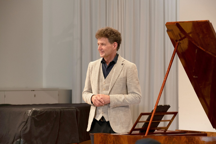 Jens Barniek am Hammerflügel
