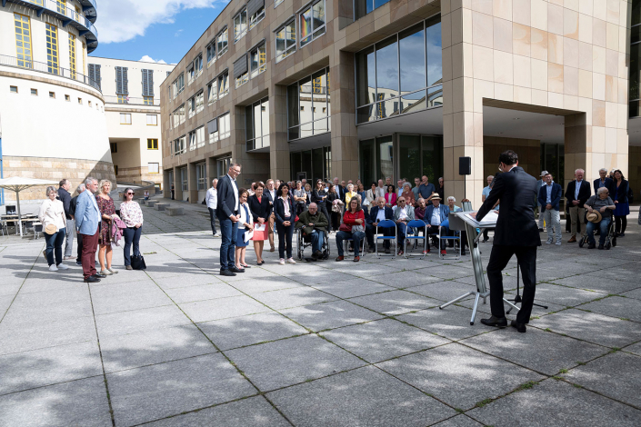 Publikum vor dem Haus der Abgeordneten